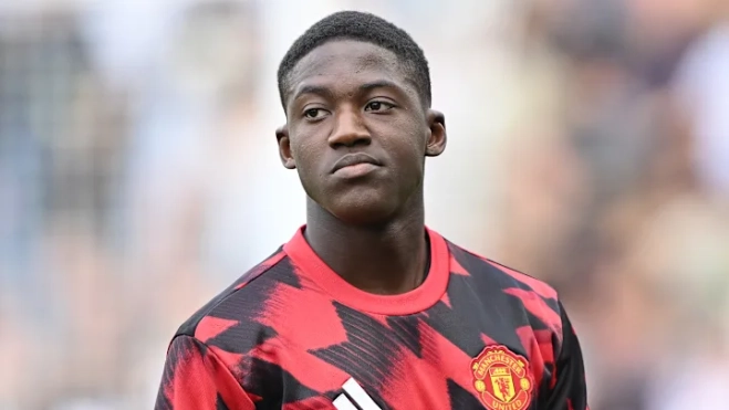 kobbie mainoo calentamiento manchester united kobbie mainoo calentamiento manchester united