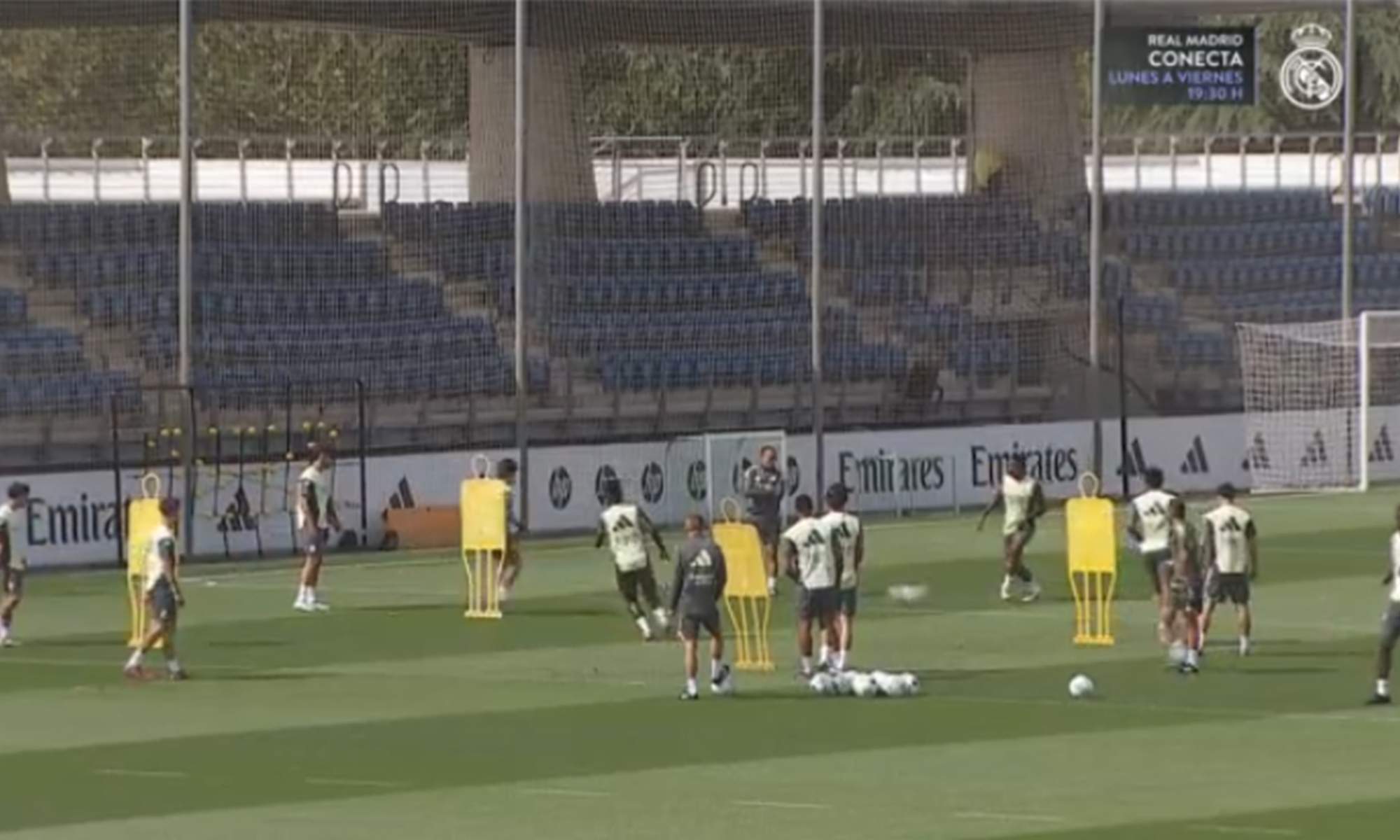Jugadores del Real Madrid durante el entrenamiento de esta mañana.