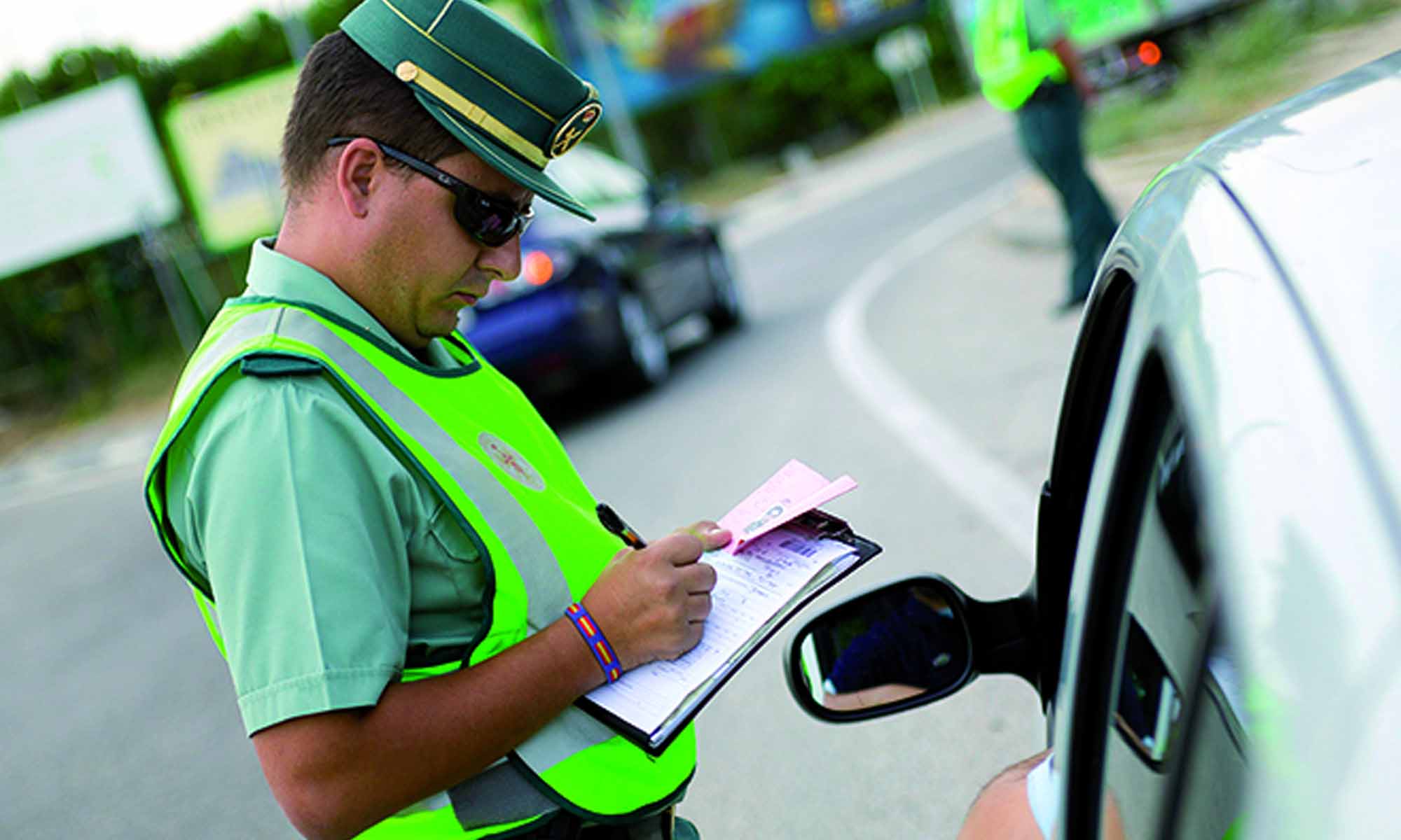 Agente de tránsito levantando una multa