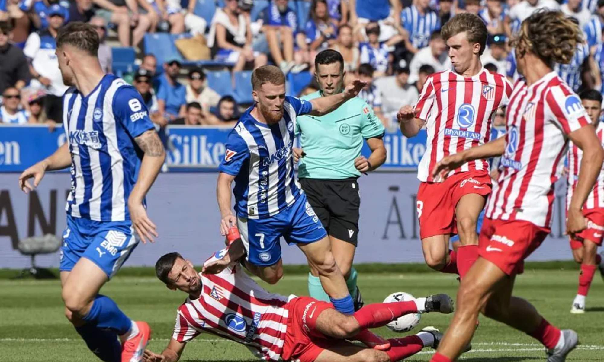 El Atlético ha empatado ante el Alavés con un gol ilegal de Giuliano Simeone. El Atlético ha empatado ante el Alavés con un gol ilegal de Giuliano Simeone.