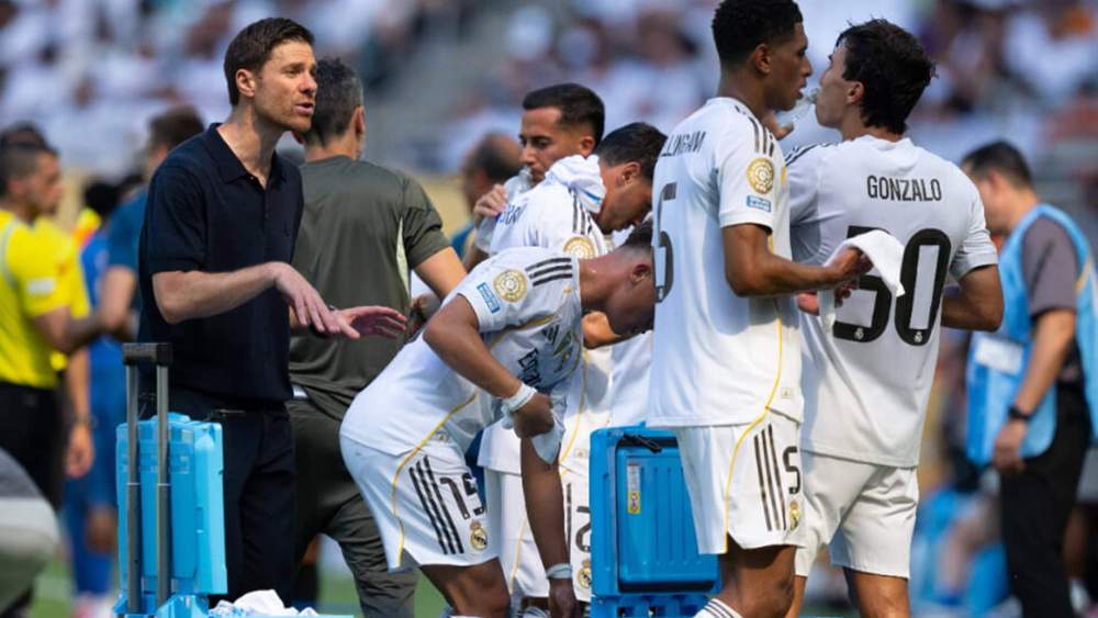 Xabi Alonso hablando con varios jugadores del Real Madrid. 