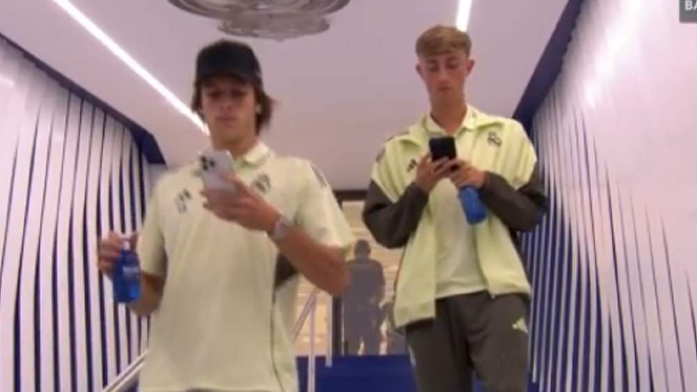 Carreras y Huijsen saliendo al césped del Bernabéu Carreras y Huijsen saliendo al césped del Bernabéu