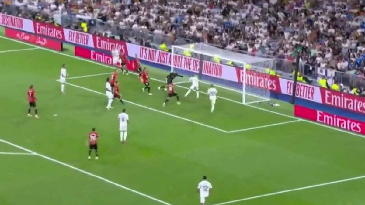 Arda Güler rematando de cabeza Arda Güler rematando de cabeza