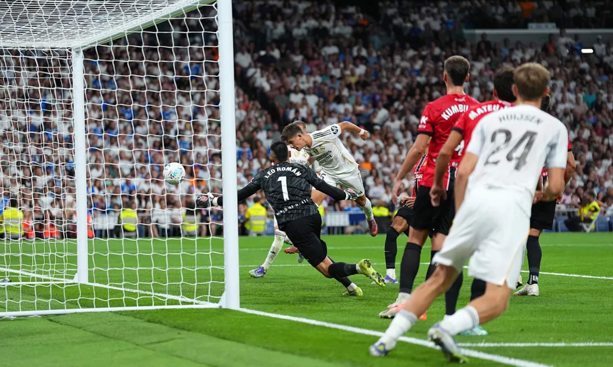 Arda Güler, marcando el primer gol del Real Madrid al Mallorca, en el partido de esta noche en el Santiago Bernabéu.