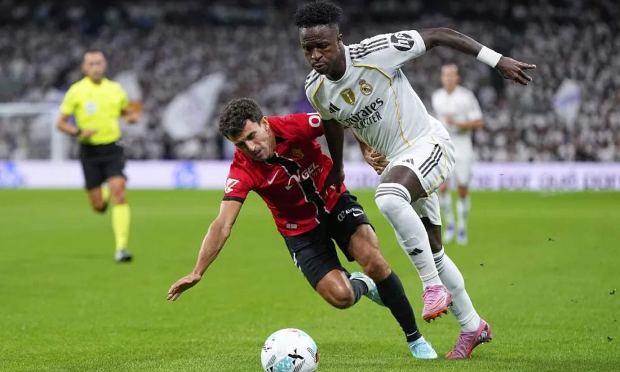 Vinicius Junior, intentando escapar de Mateu Morey, durante el Real Madrid-Mallorca de la tercera jornada de Liga en el Santiago Bernabéu.