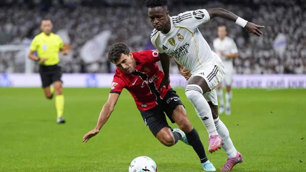 Vinicius Junior, intentando escapar de Mateu Morey, durante el Real Madrid-Mallorca de la tercera jornada de Liga en el Santiago Bernabéu. Vinicius Junior, intentando escapar de Mateu Morey, durante el Real Madrid-Mallorca de la tercera jornada de Liga en el Santiago Bernabéu.