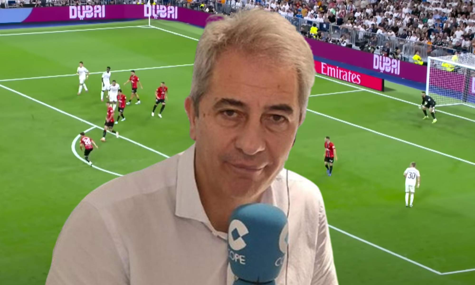 Manolo Lama con el micrófono de la COPE y una captura del Real Madrid - Mallorca.