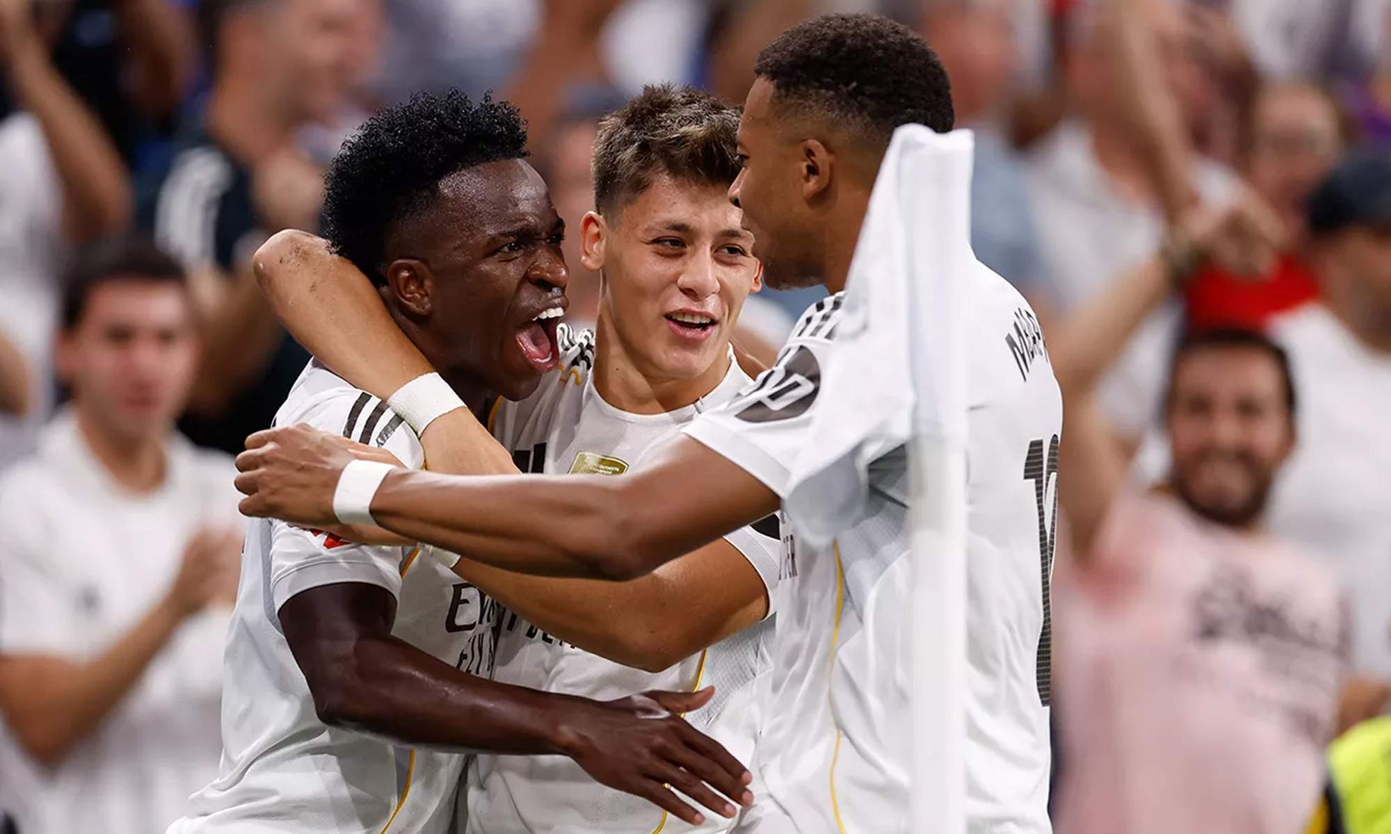Vinícius Júnior, Arda Güler y Kylian Mbappé celebrando un gol.