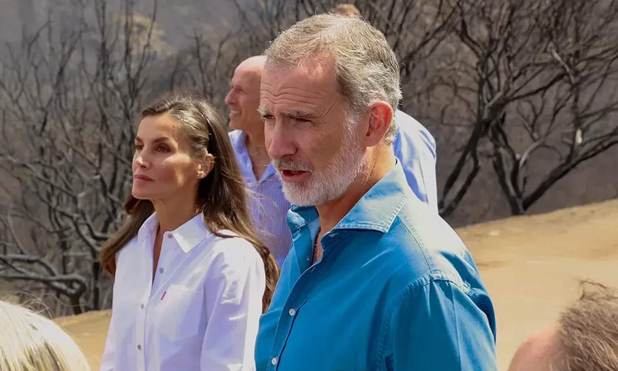 Los reyes Felipe y Letizia en una de sus visitas a uno de los pueblos afectados.