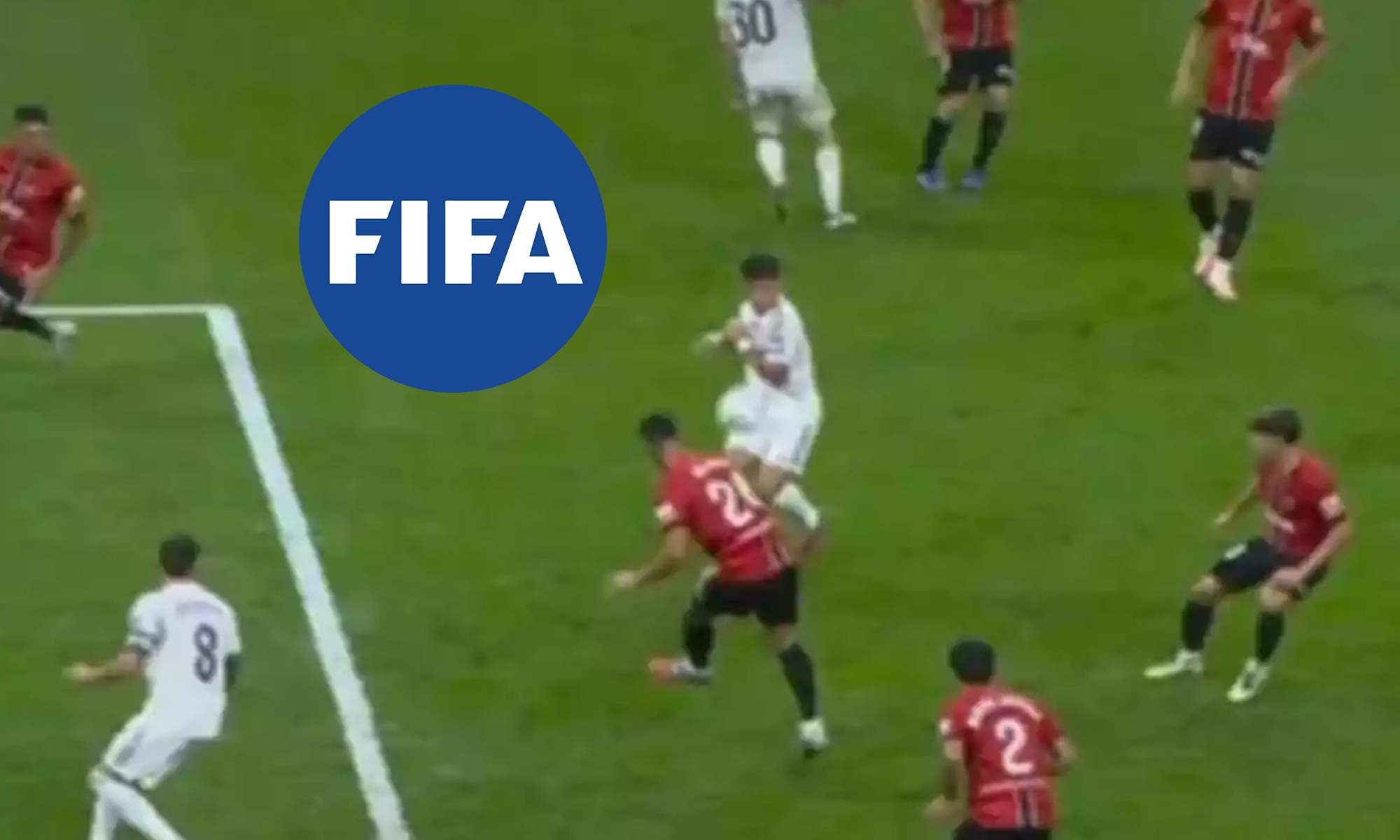 La mano de Arda Güler en el Real Madrid - Mallorca y el logo de la FIFA.