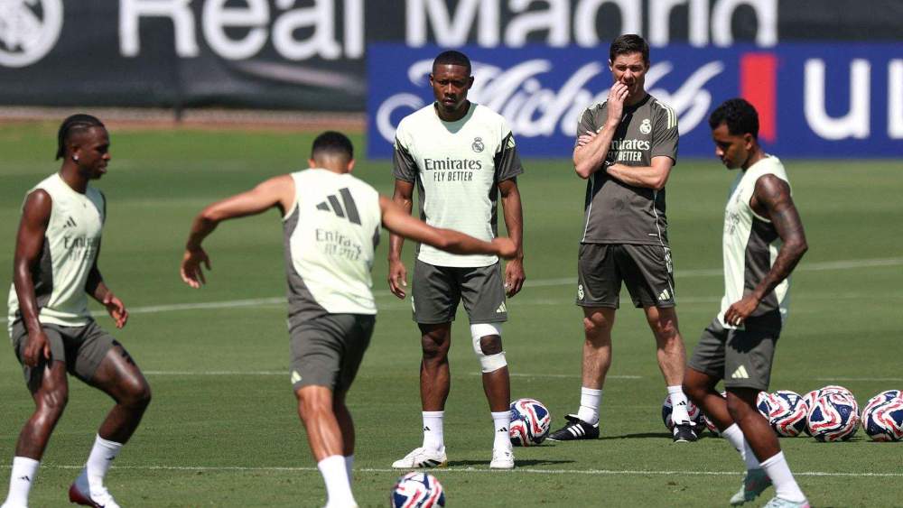 Xabi Alonso y jugadores del Real Madrid en un entrenamiento. Xabi Alonso y jugadores del Real Madrid en un entrenamiento.
