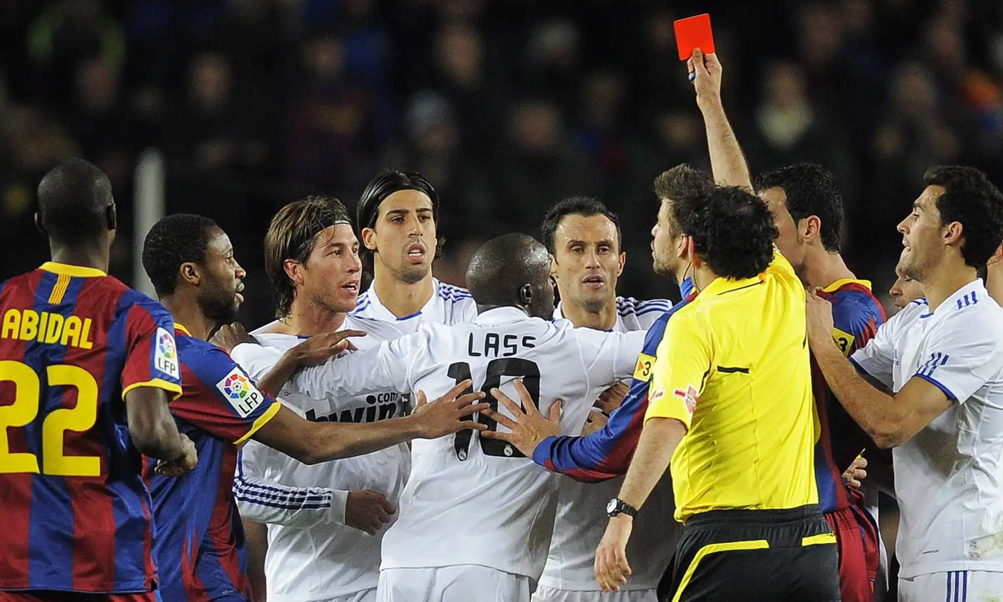 Eduardo Iturralde durante un enfrentamiento entre el Real Madrid y el Barcelona. 