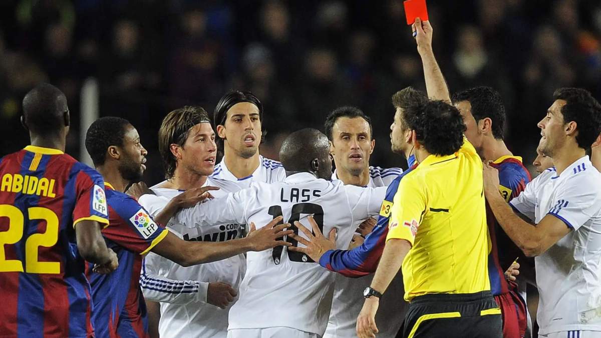 Eduardo Iturralde durante un enfrentamiento entre el Real Madrid y el Barcelona. 