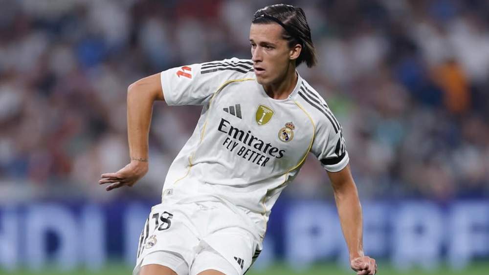 Álvaro Carreras jugando con el Real Madrid