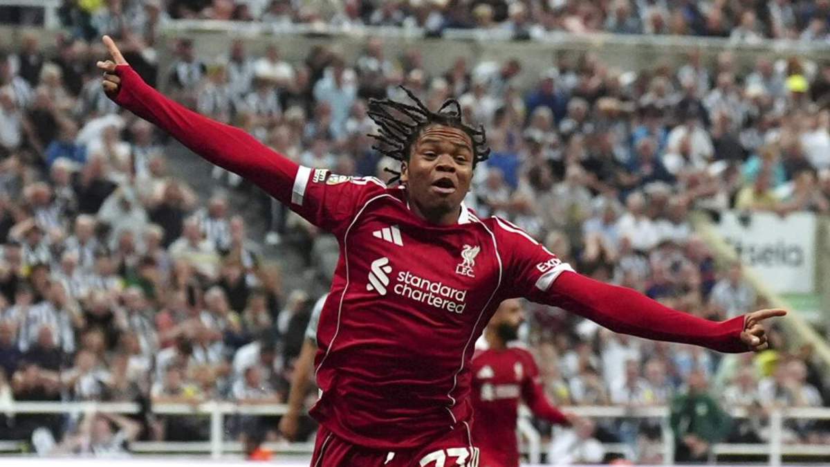 Rio Ngumoha celabrando su gol ante el Newcastle