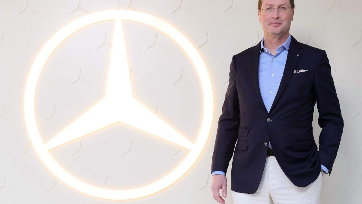 El CEO de Mercedes junto al logo de la empresa