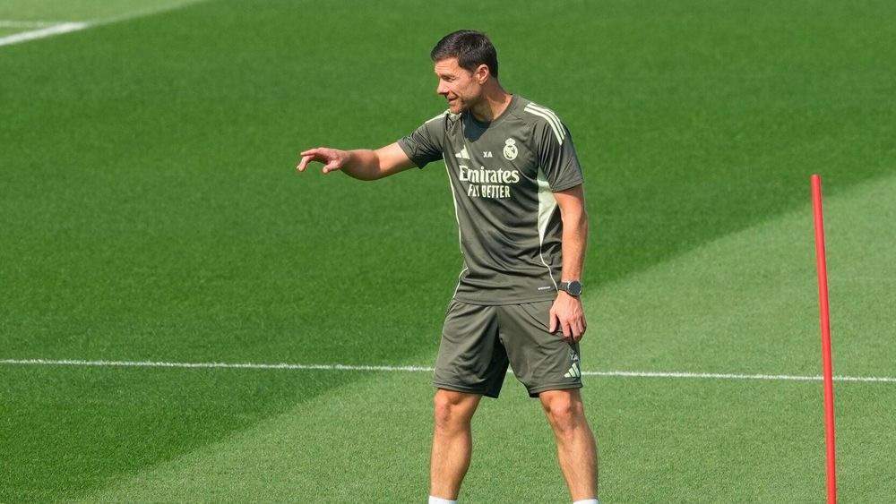 Xabi Alonso dirigiendo un entrenamiento