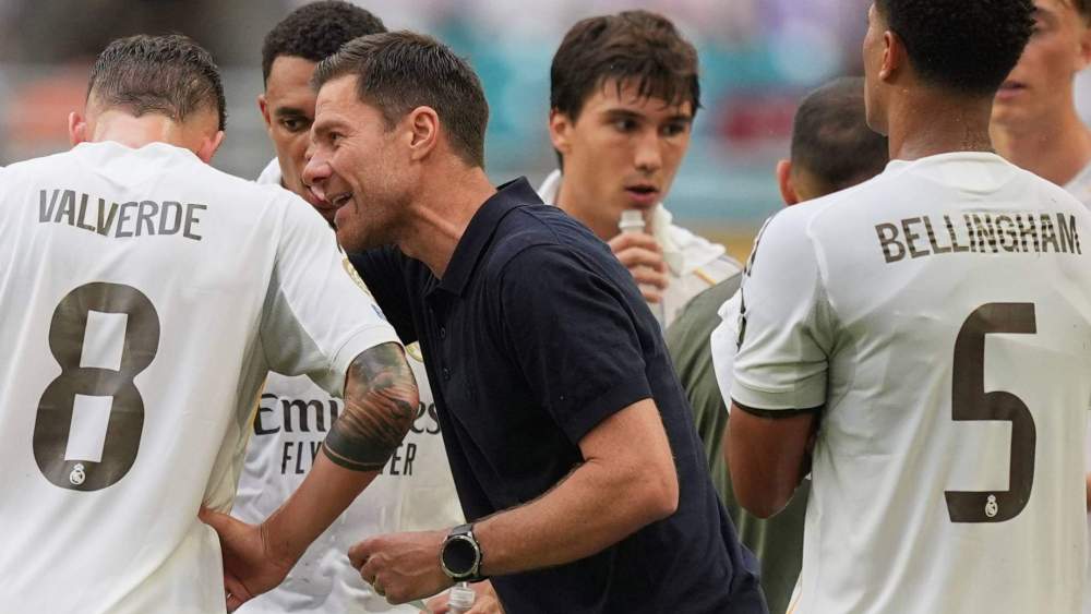 Xabi Alonso dando una indicación a los jugadores del Real Madrid durante un partido.