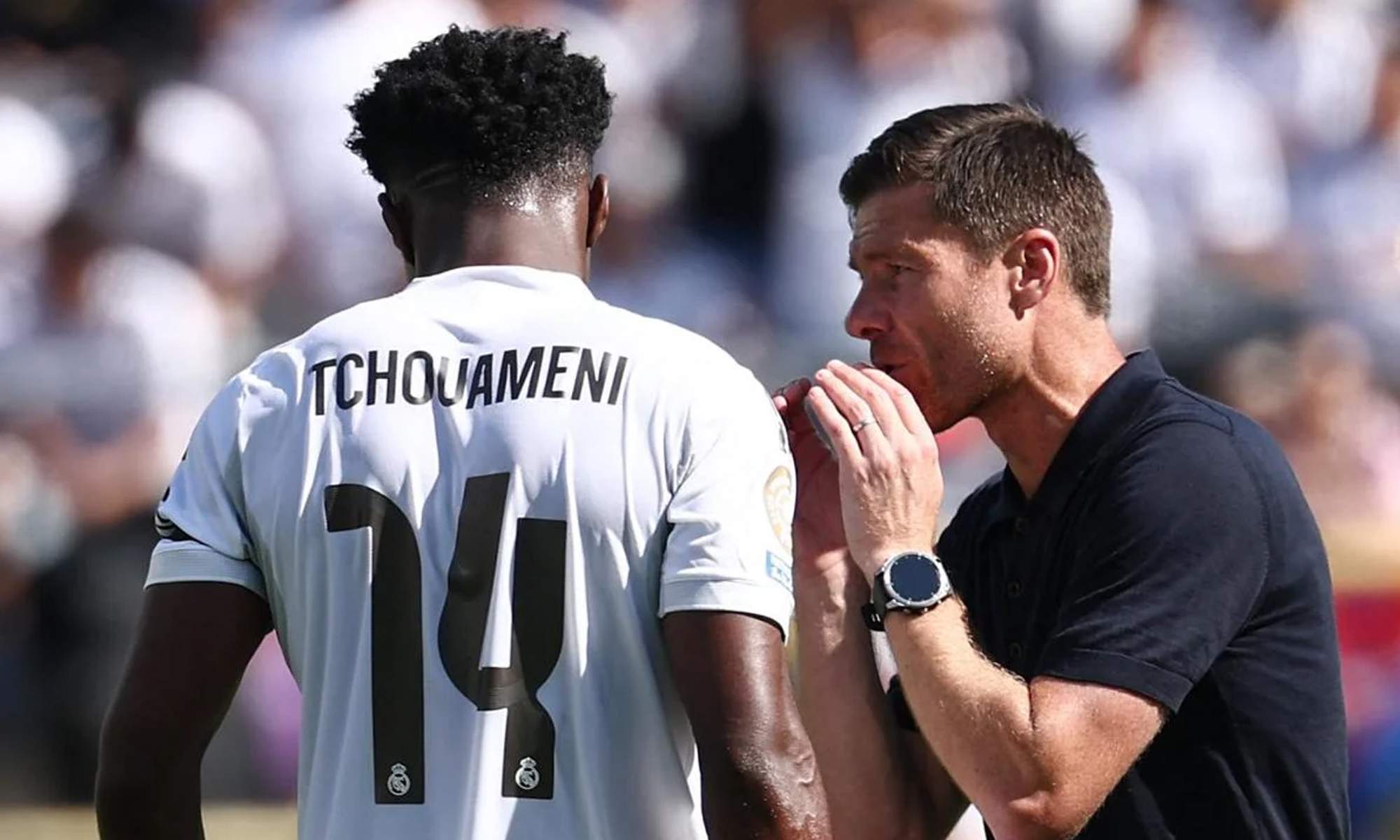 Xabi Alonso dando una indicación a Aurélien Tchouaméni durante un partido. 