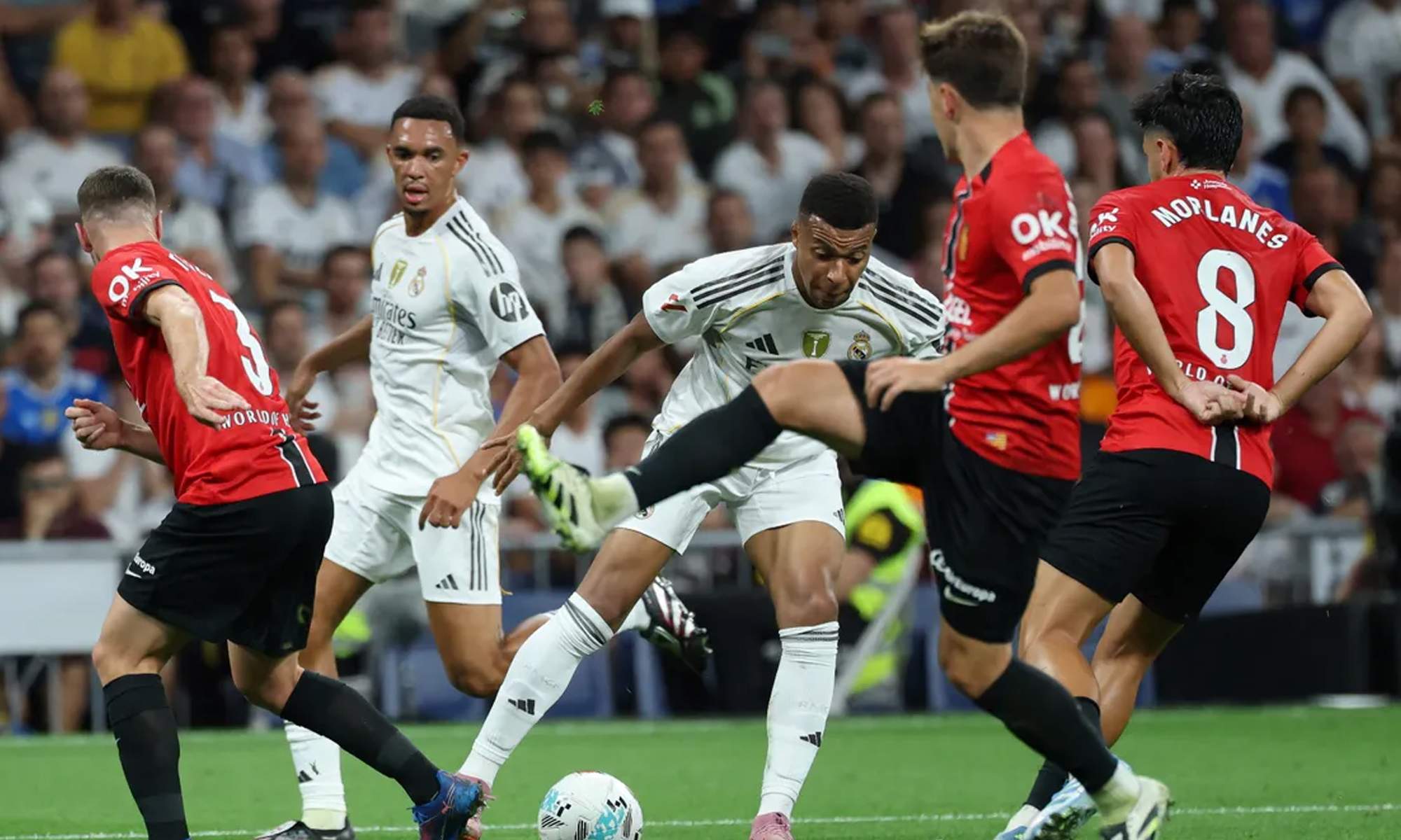 Kylian Mbappé y Trent Alexander-Arnold jugando contra el Mallorca.  Kylian Mbappé y Trent Alexander-Arnold jugando contra el Mallorca.