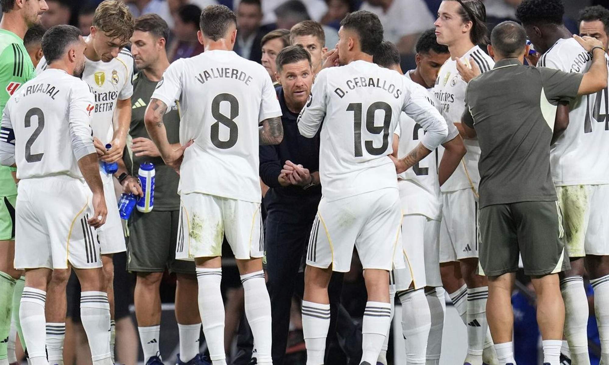 Xabi Alonso dando indicaciones a varios jugadores del Real Madrid.