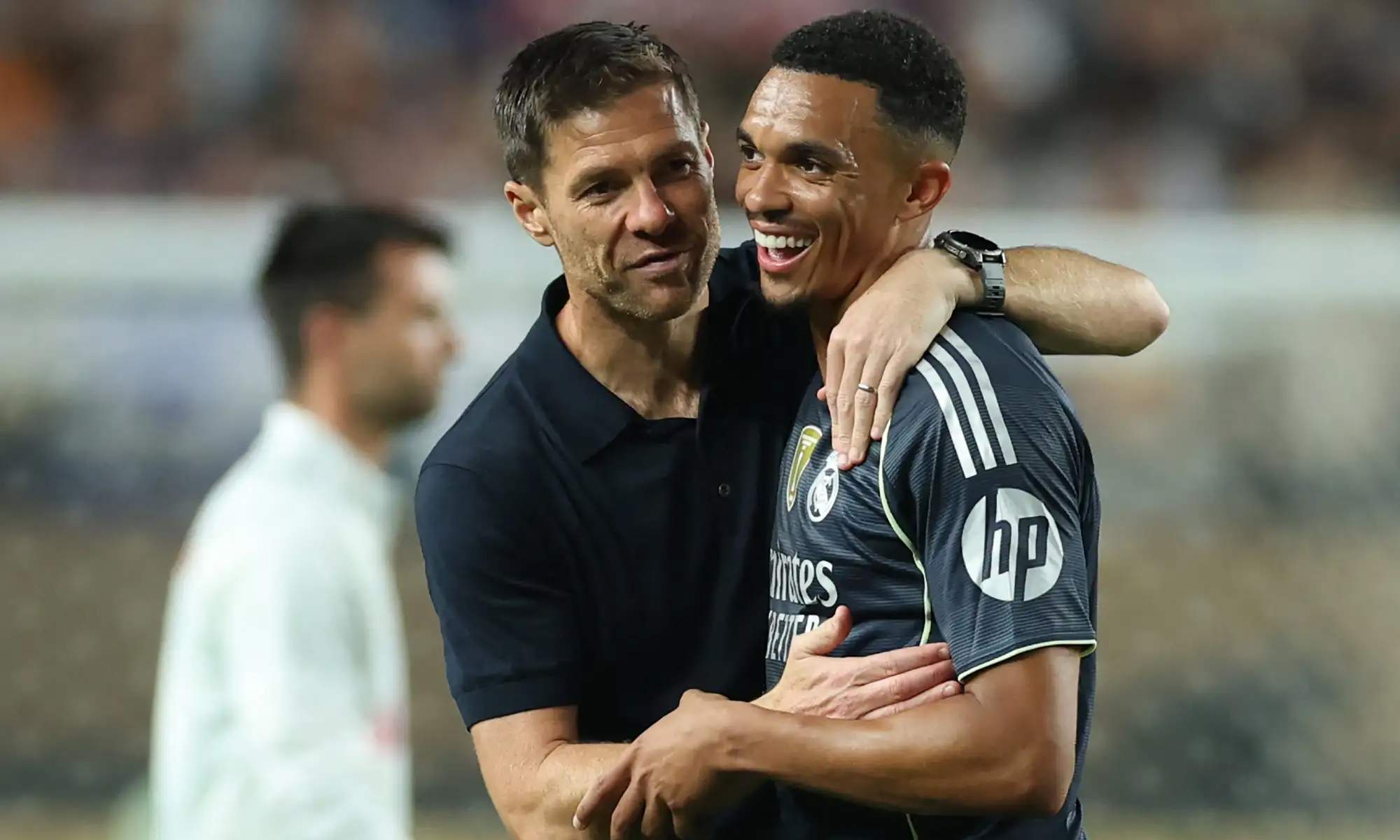 Xabi Alonso abrazando a Trent Alexander-Arnold.  Xabi Alonso abrazando a Trent Alexander-Arnold.