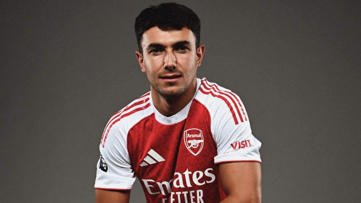Zubimendi posando con la camiseta del Arsenal Zubimendi posando con la camiseta del Arsenal