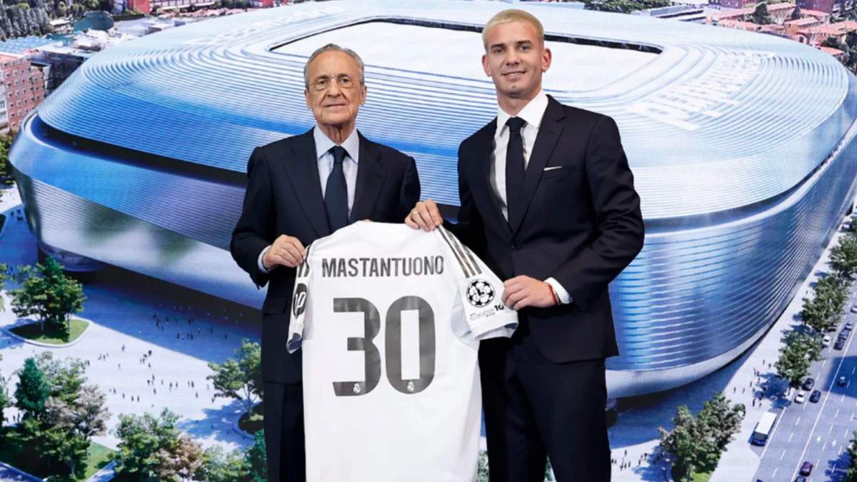 Franco Mastantuono posando con su camiseta junto a Florentino Pérez Franco Mastantuono posando con su camiseta junto a Florentino Pérez