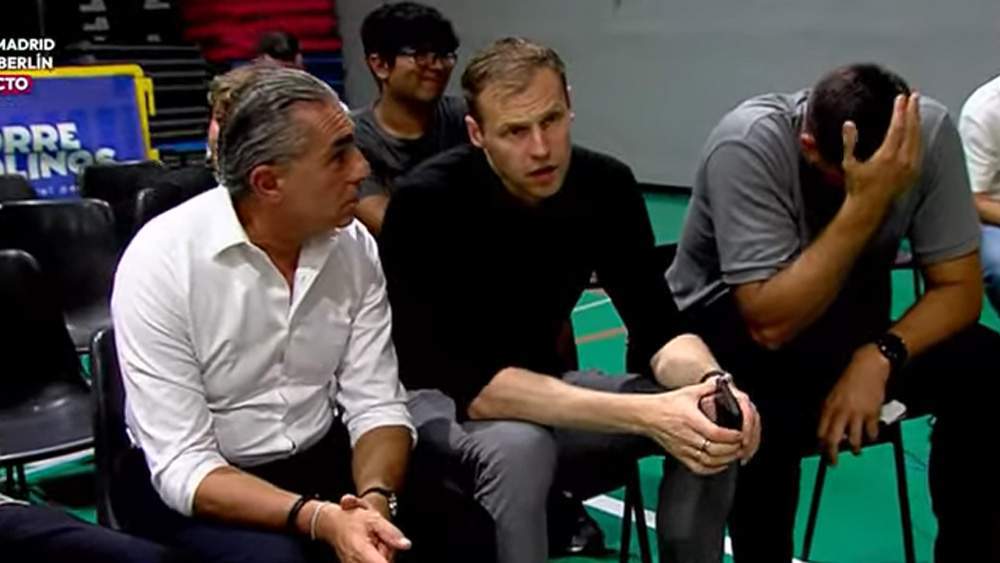 Scariolo viendo el partido