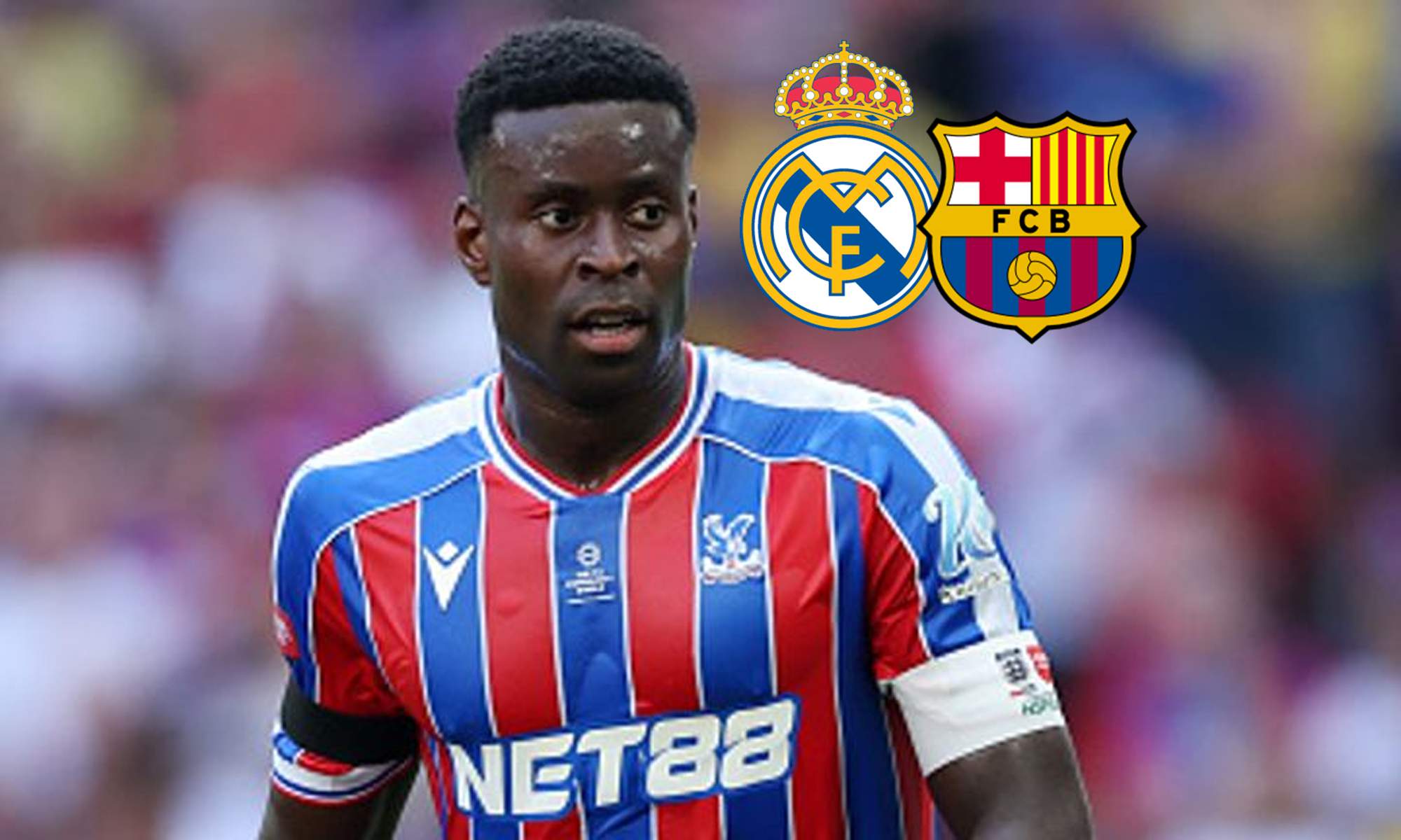 Marc Guehi jugando un partido con el Crystal Palace y los escudos del Real Madrid y el Barcelona.