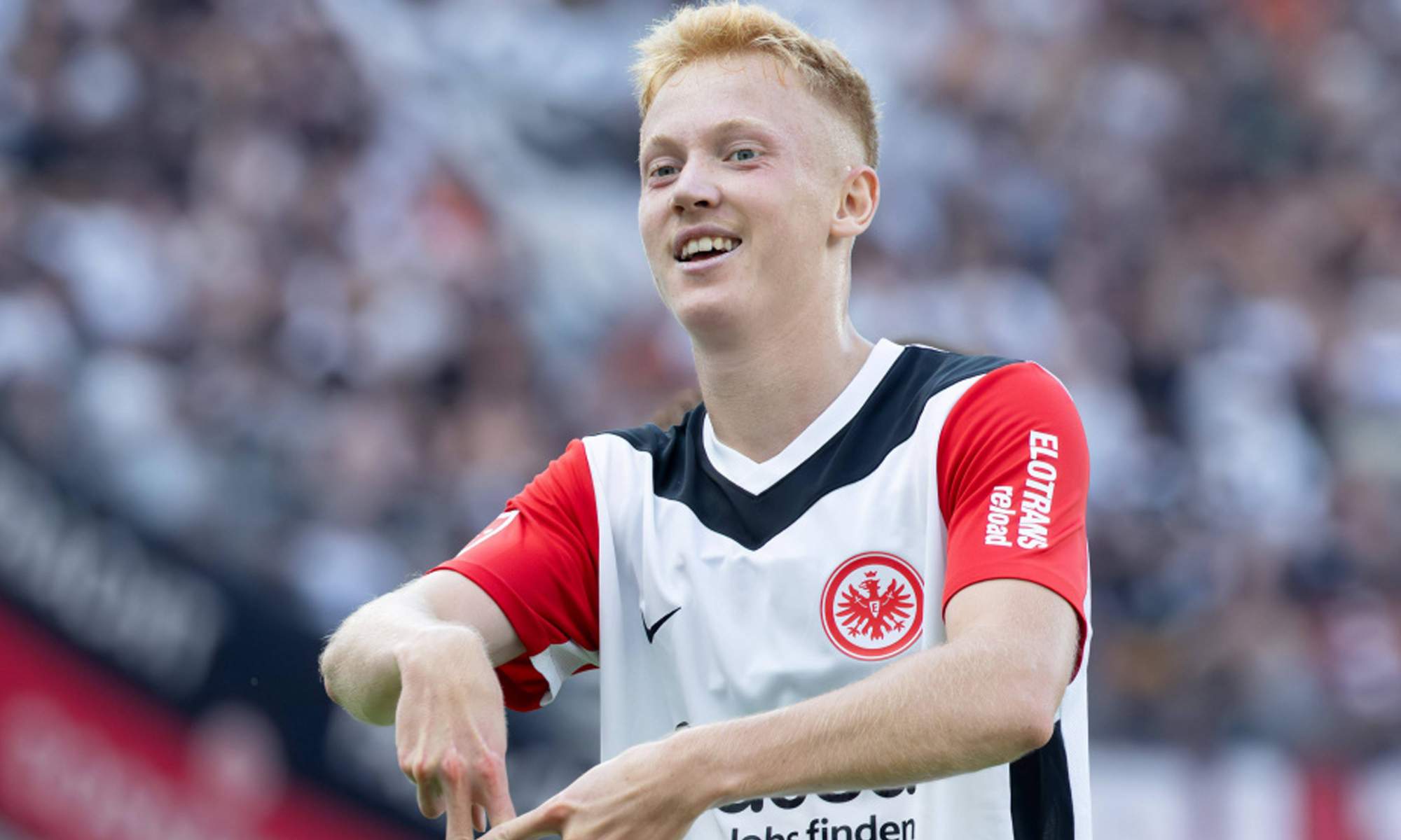Hugo Larsson celebrando un gol durante un partido. 