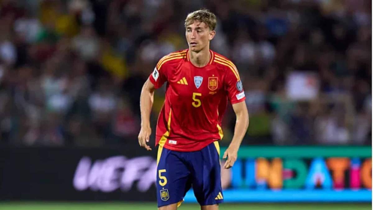 Dean Huijsen durante un partido con España