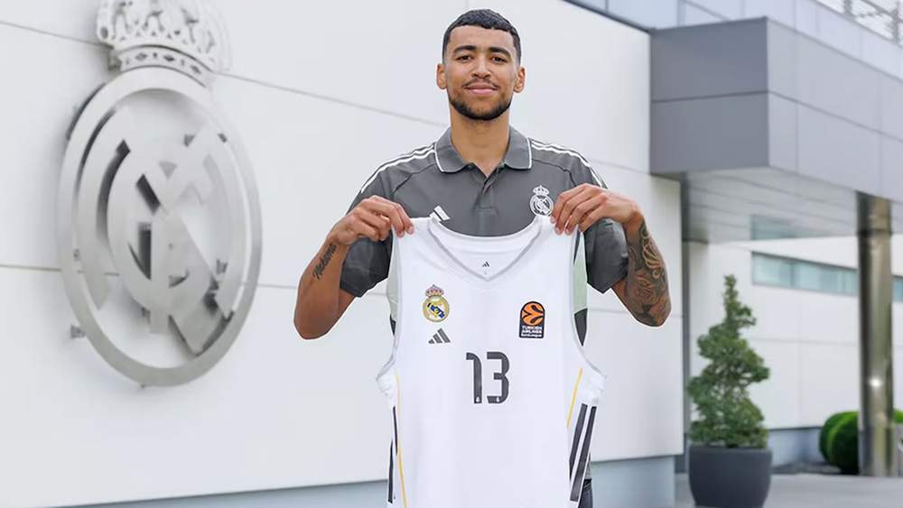 Izan Almansa el día de su presentación con el Real Madrid