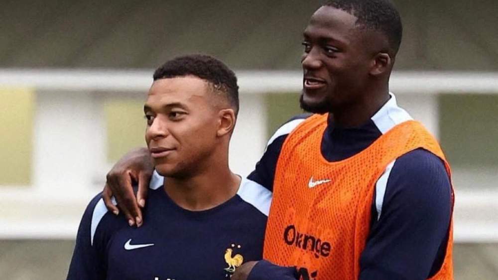 Mbappé y Konaté en un entrenamiento con la selección francesa (1)