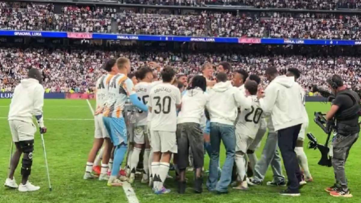 Ferland Mendy en muletas  Ferland Mendy en muletas