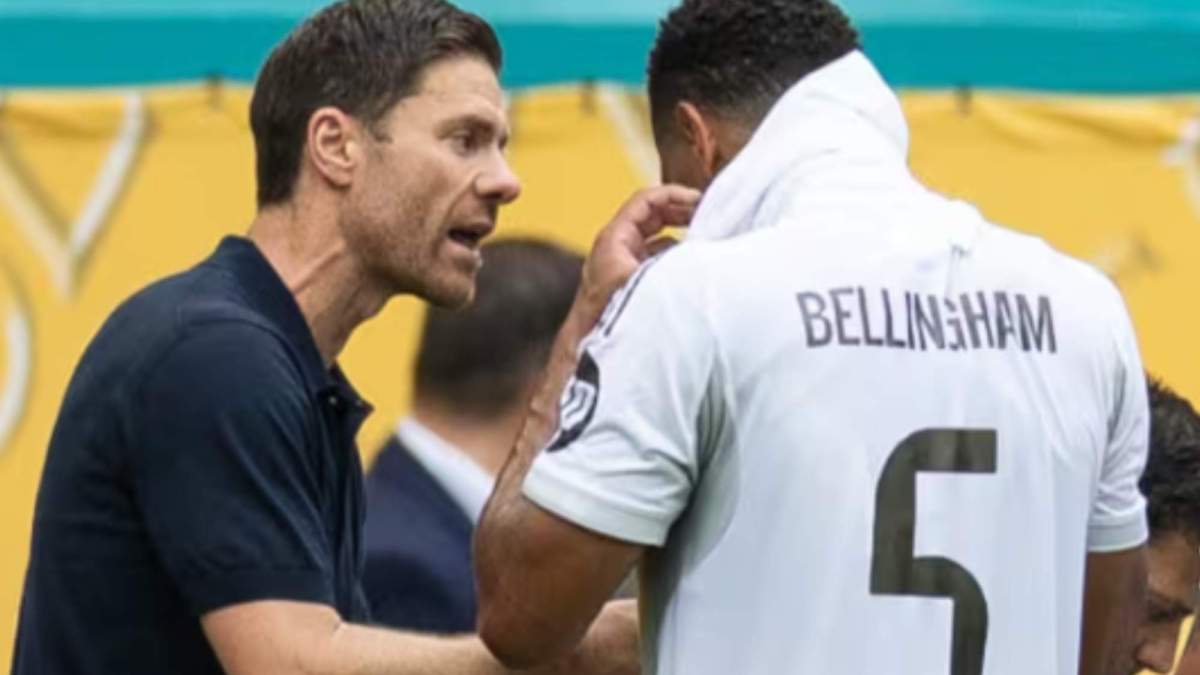 Xabi Alonso dando órdenes a Bellingham durante un partido del Mundial