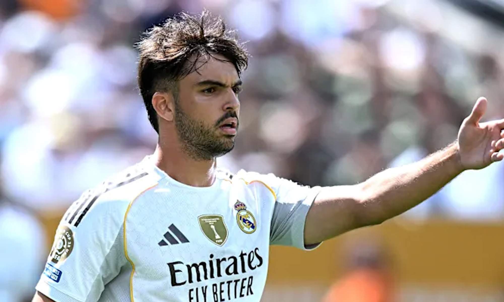 Raúl Asencio jugando un partido con el Real Madrid.