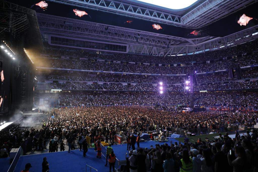Un concierto en el Santiago Bernabéu con el estadio lleno.