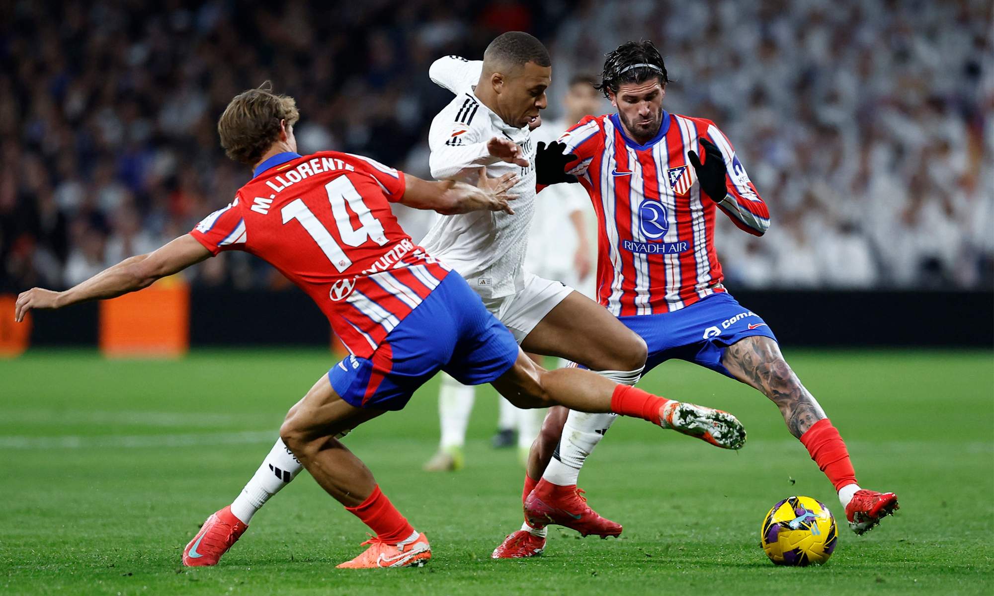 Kylian Mbappé jugando un derbi contra el Atlético de Madrid.