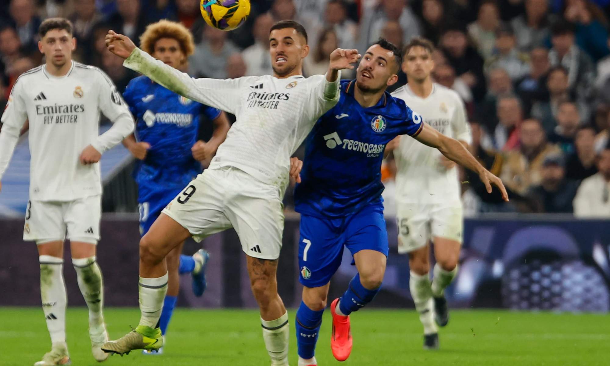 Dani Ceballos disputando un balón en un partido del Real Madrid contra el Getafe.