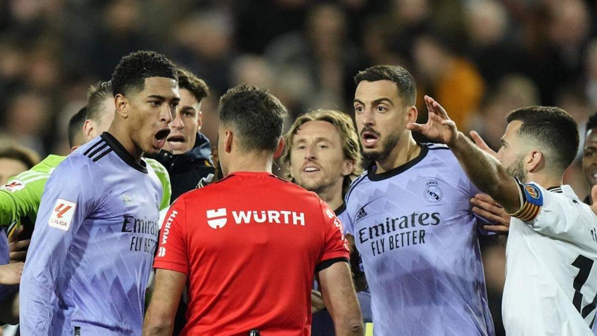 Jude Bellingham protestando a Gil Manzano en un Valencia - Real Madrid.