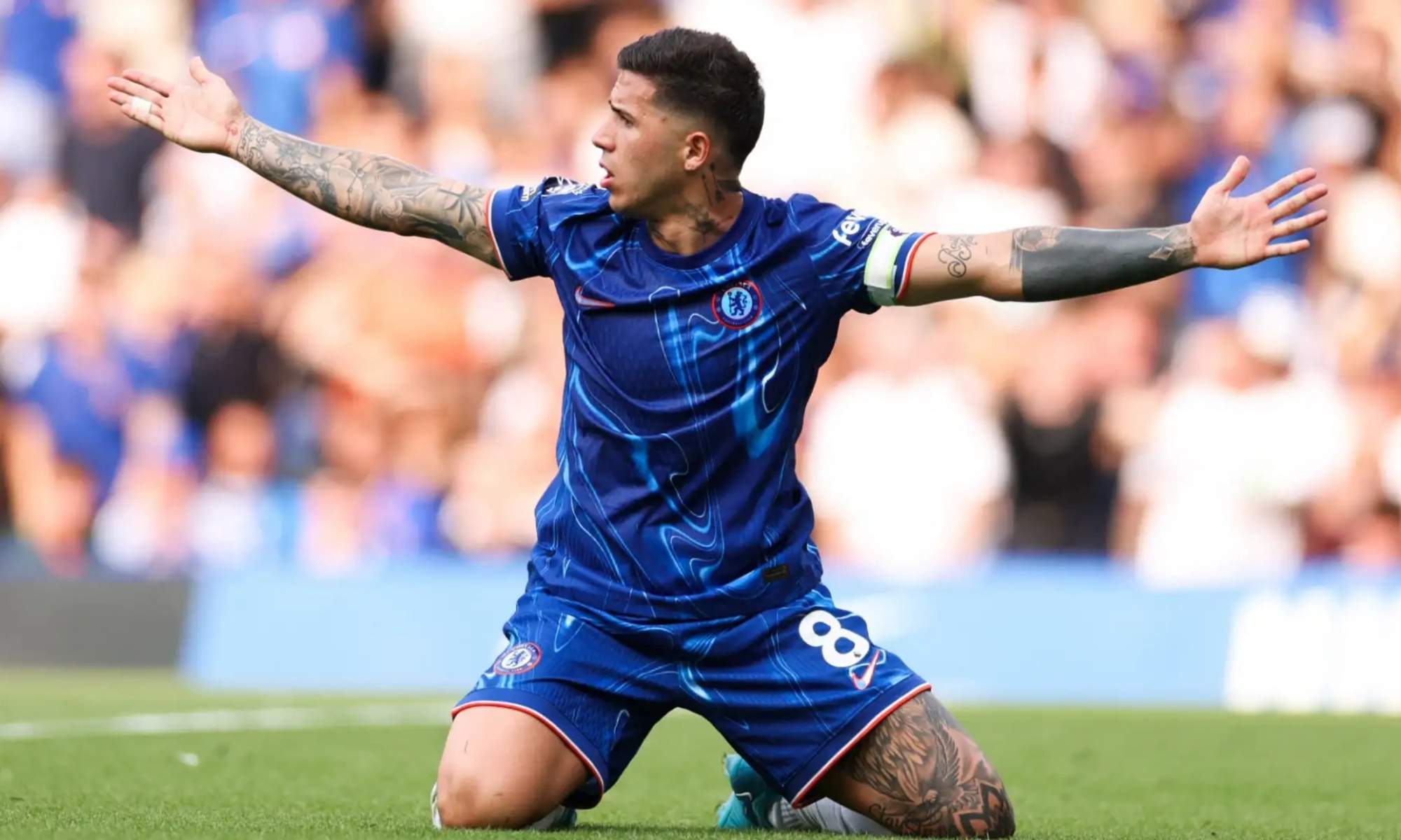 Enzo Fernández jugando con el Chelsea