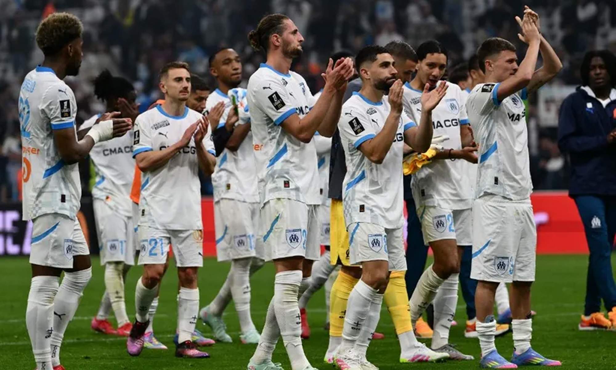 Jugadores del Olympique de Marsella saludando a la afición. Jugadores del Olympique de Marsella saludando a la afición.