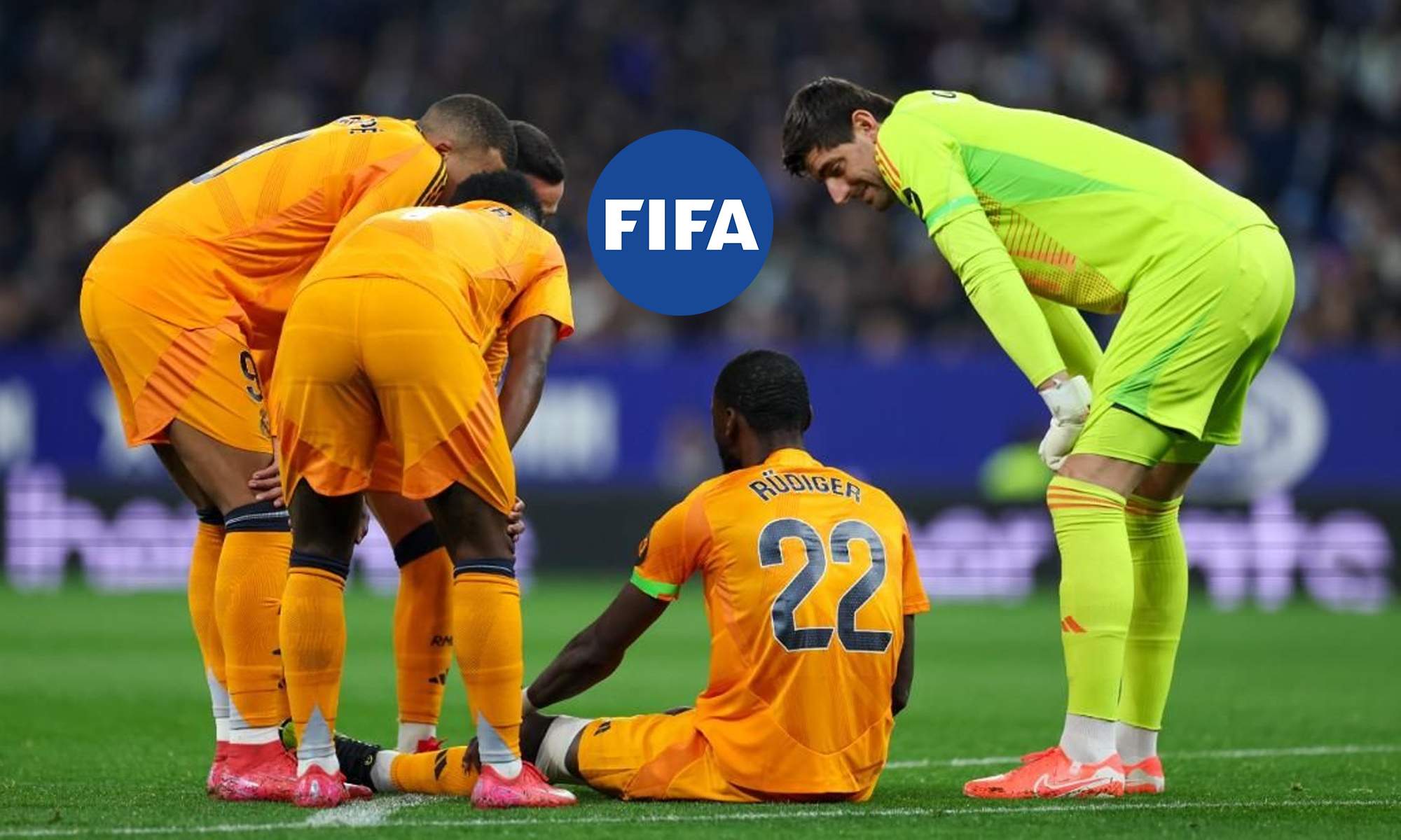 Antonio Rüdiger tirado en el suelo con molestias y el logo de la FIFA. 