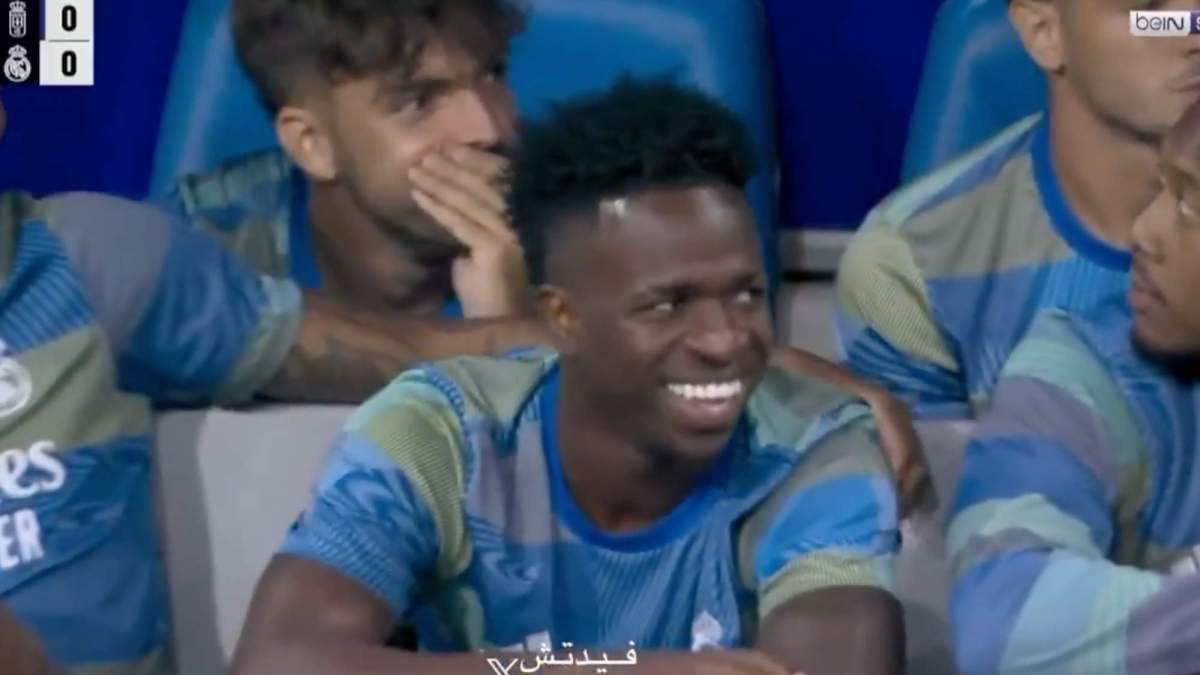 Vinicius Junior en el banquillo durante el Oviedo Real Madrid