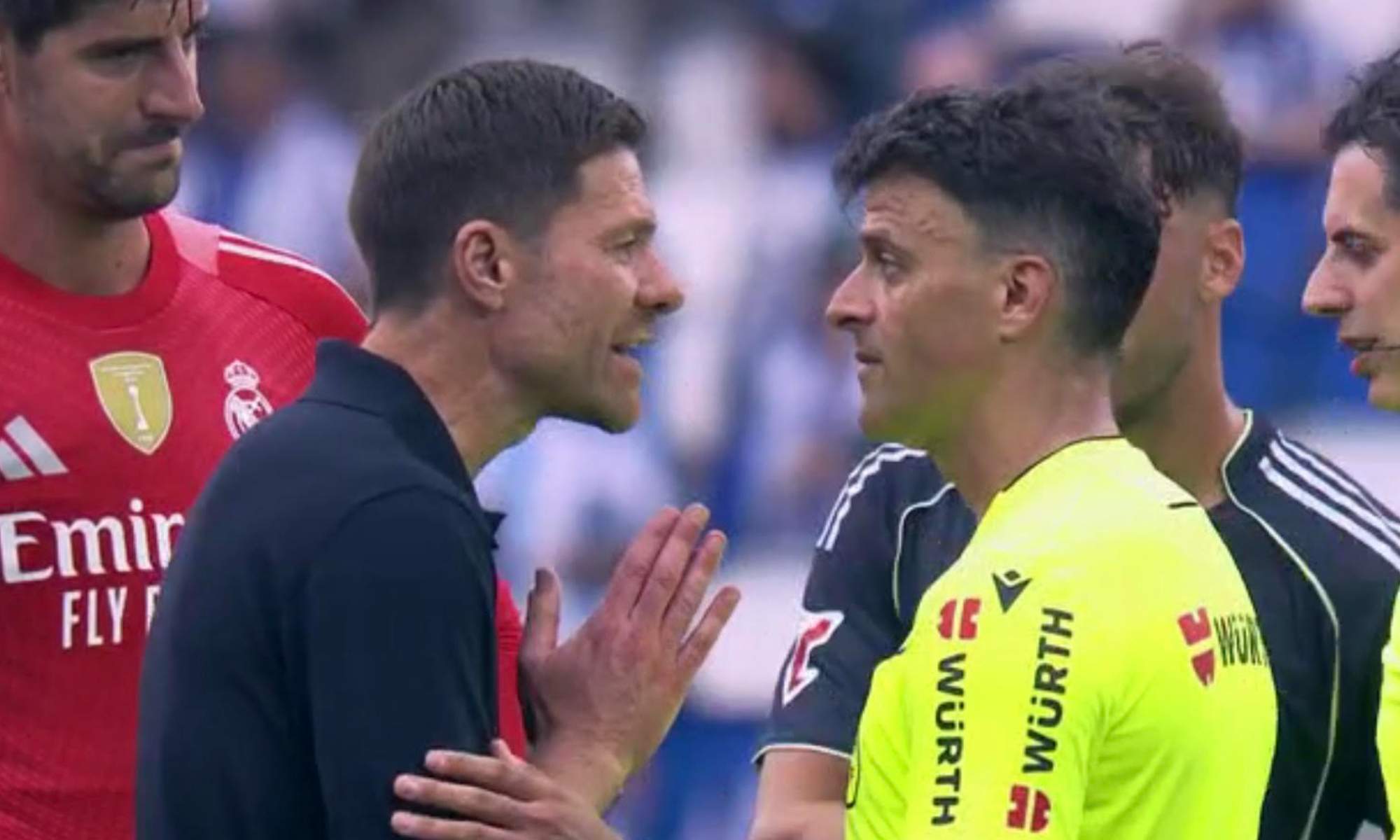 Xabi Alonso le pidió explicaciones a Gil Manzano: no entendía nada. Xabi Alonso le pidió explicaciones a Gil Manzano: no entendía nada.