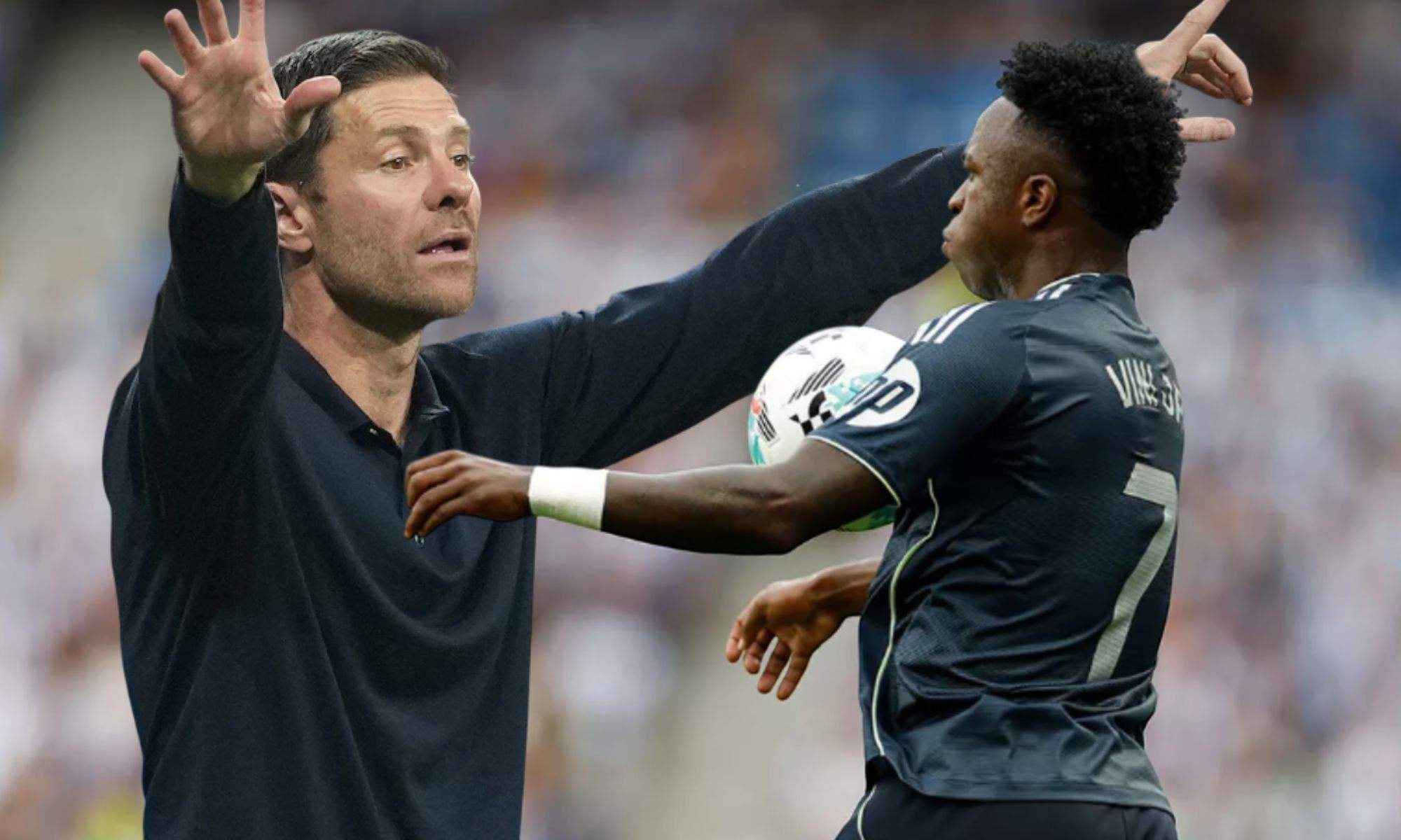 Xabi Alonso habla con Vinícius después de su cambio en el Reale Arena