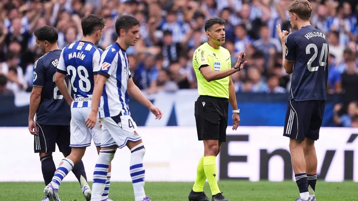Gil Manzano hablando con Huijsen en el Real Sociedad - Real Madrid.