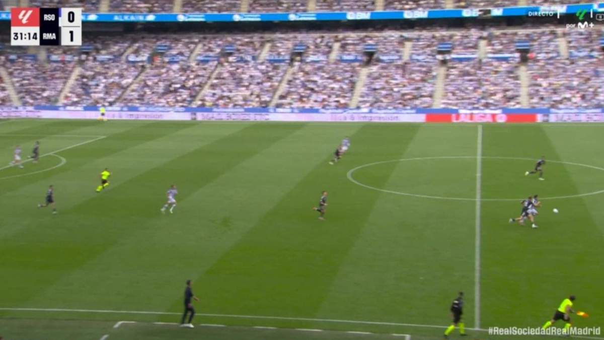 El agarrón que le ha costado la tarjeta roja a Dean Huijsen