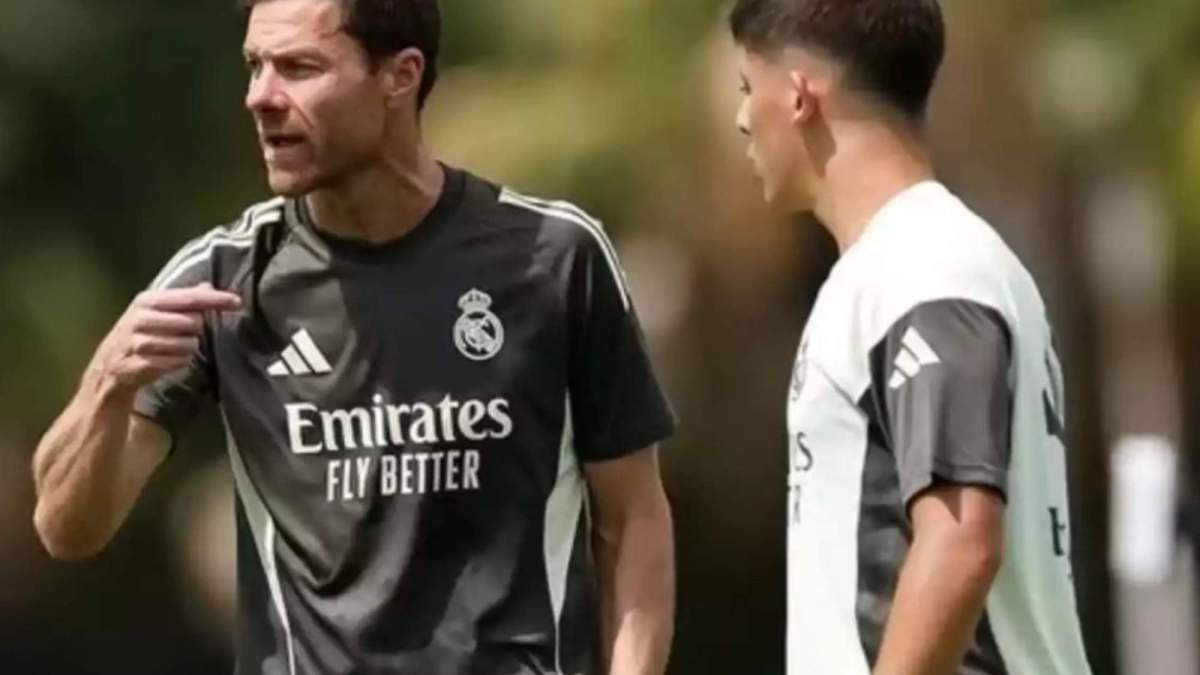 Xabi Alonso y Arda Güler en un entrenamiento con el Real Madrid Xabi Alonso y Arda Güler en un entrenamiento con el Real Madrid